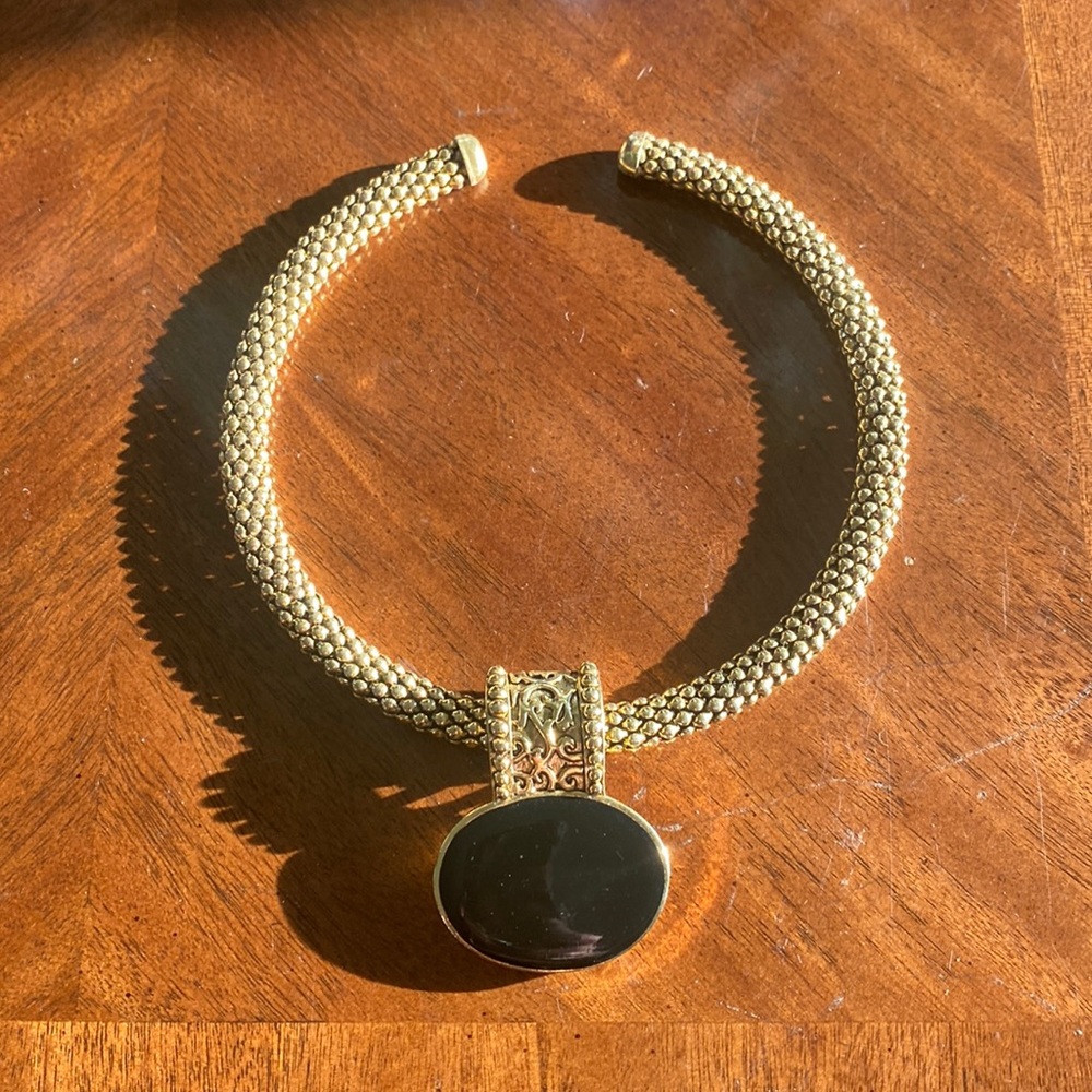 Stretchable gold ton cuff necklace with black pendant
